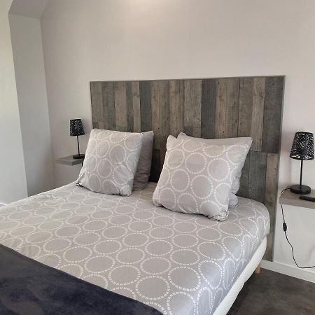 Aux Charmes Bed & Breakfast Isques Екстериор снимка