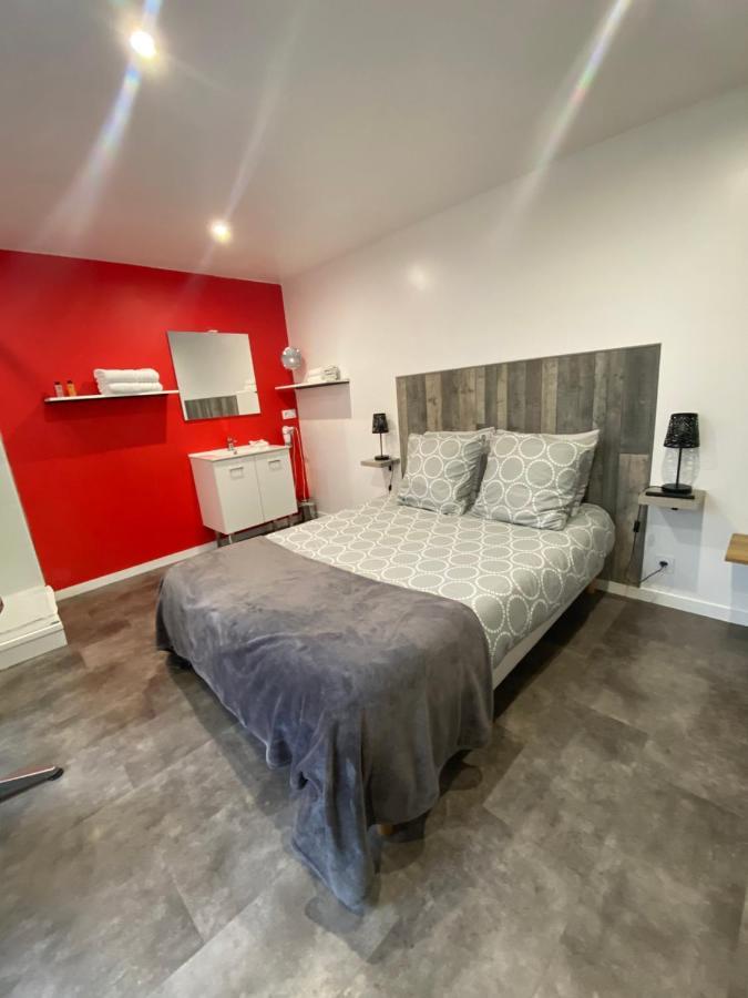Aux Charmes Bed & Breakfast Isques Екстериор снимка