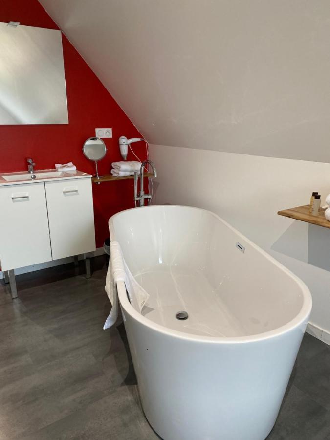 Aux Charmes Bed & Breakfast Isques Екстериор снимка