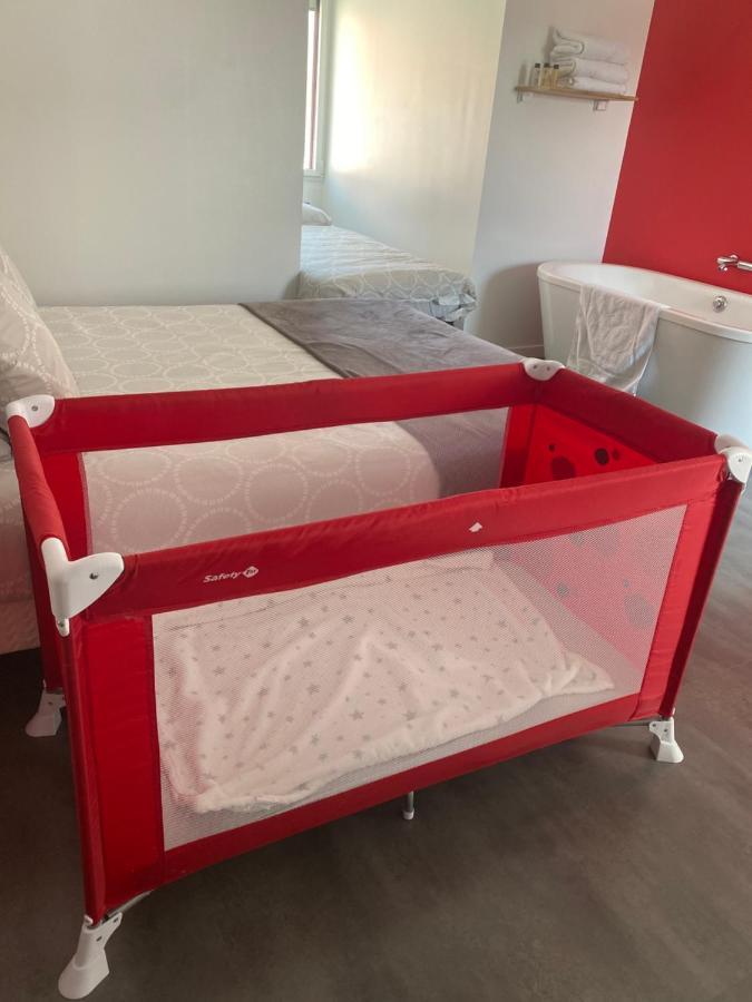 Aux Charmes Bed & Breakfast Isques Екстериор снимка