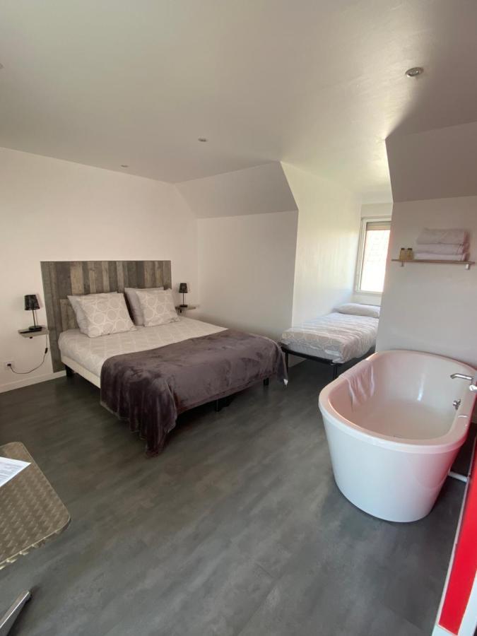 Aux Charmes Bed & Breakfast Isques Екстериор снимка