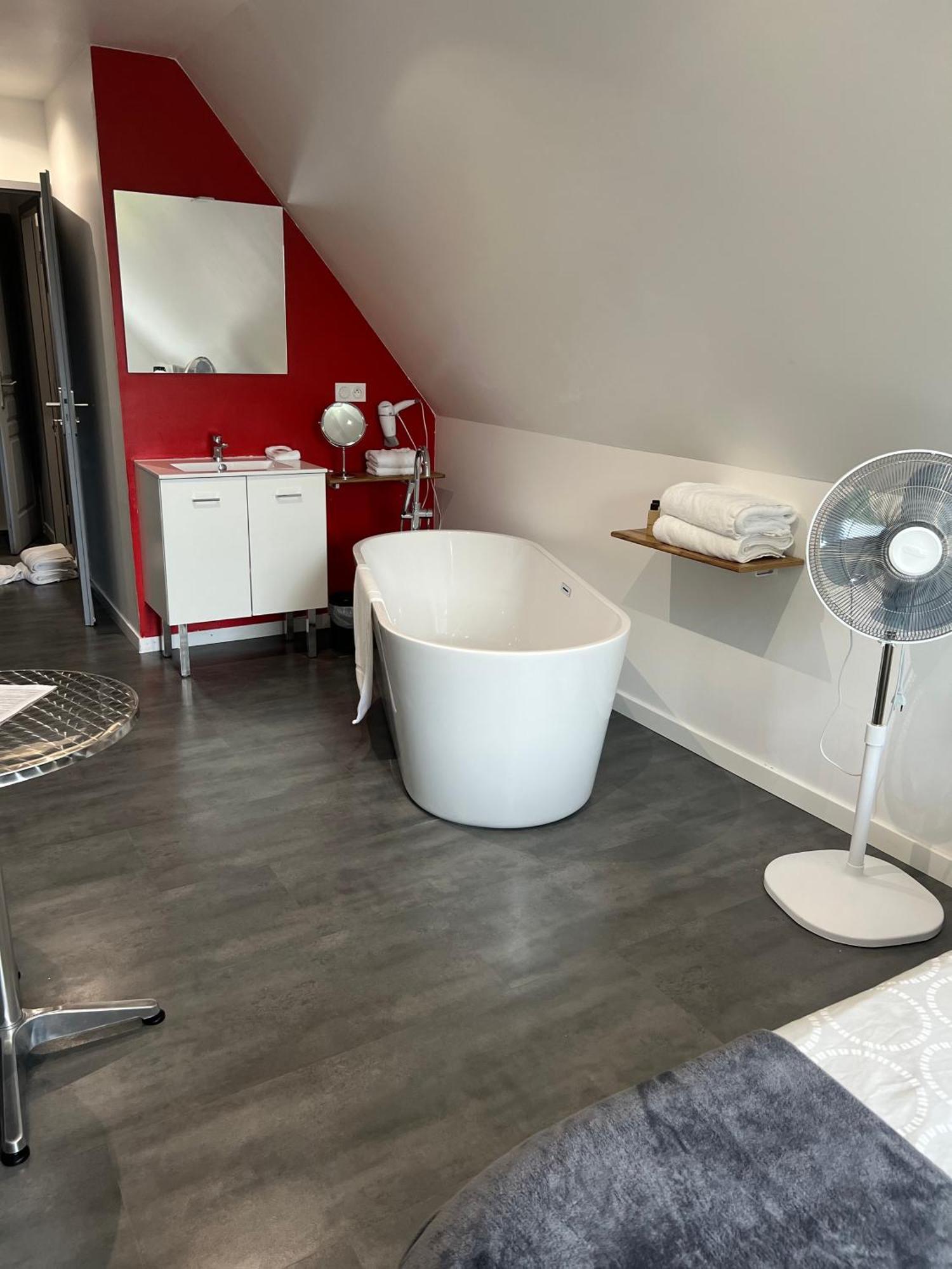 Aux Charmes Bed & Breakfast Isques Екстериор снимка