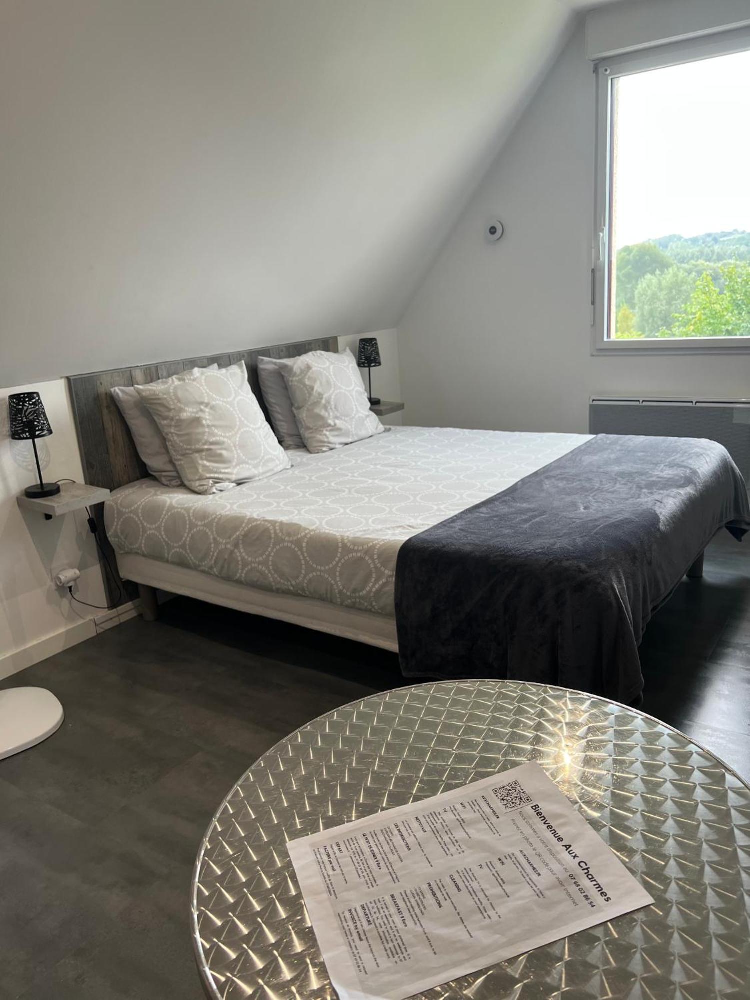 Aux Charmes Bed & Breakfast Isques Екстериор снимка