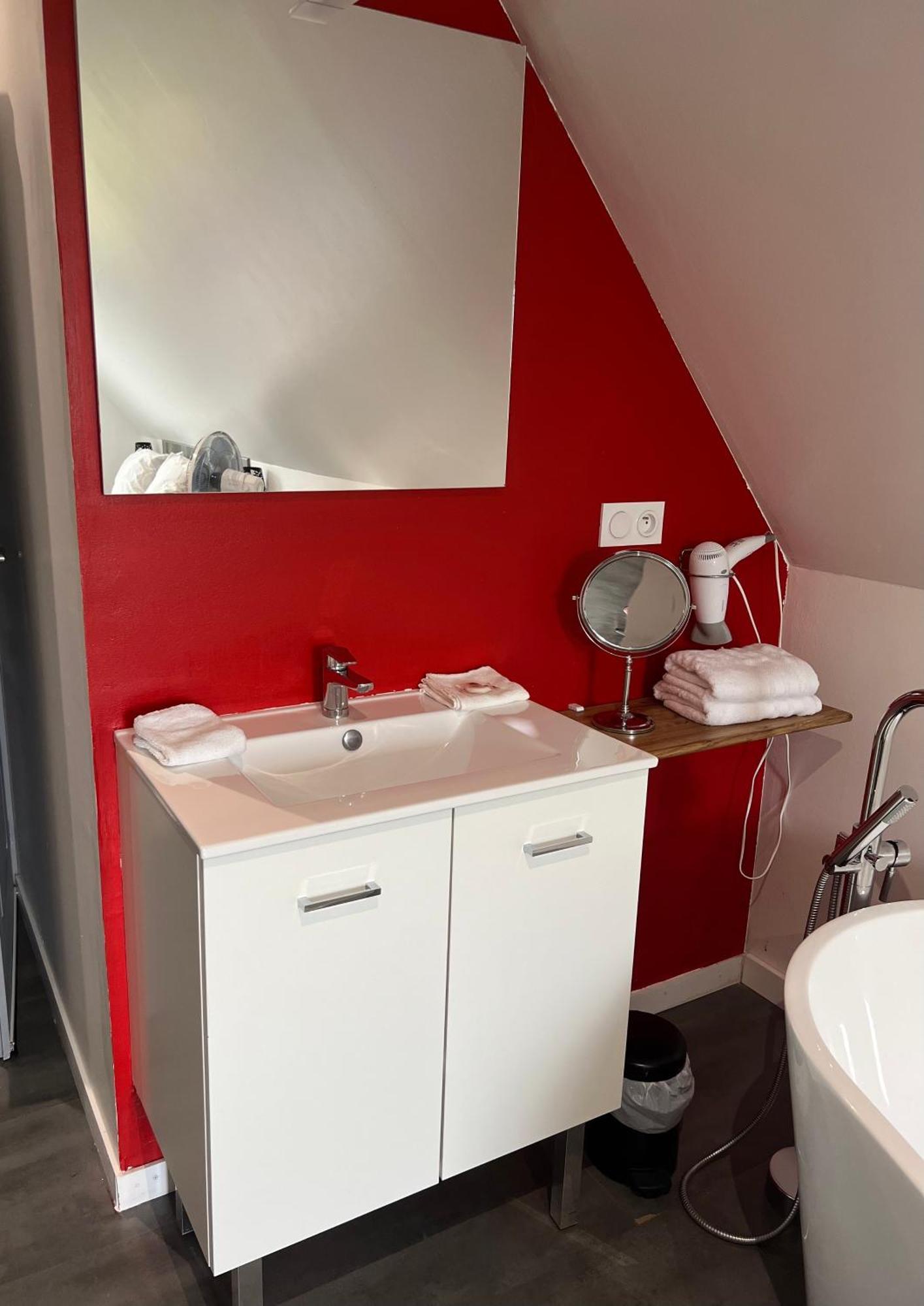 Aux Charmes Bed & Breakfast Isques Екстериор снимка