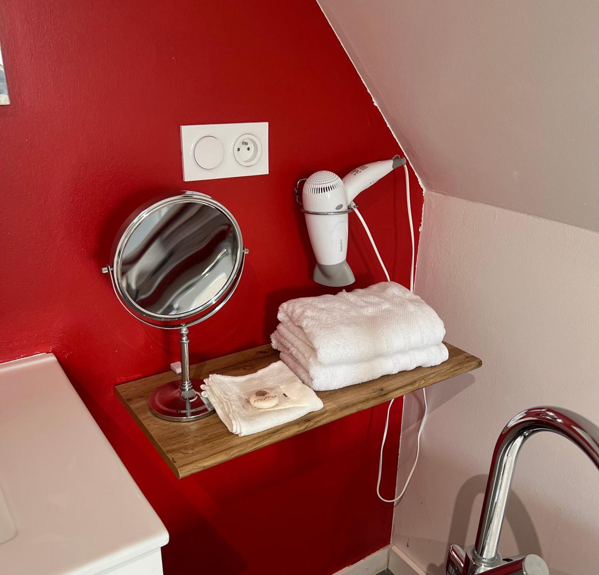 Aux Charmes Bed & Breakfast Isques Екстериор снимка